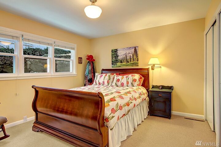 Property Photo: 2419 W Lynn St WA 98199