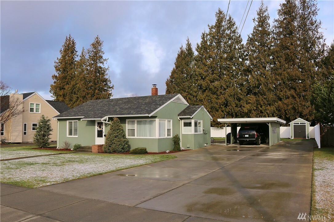 Property Photo: 935 E Grover St WA 98264