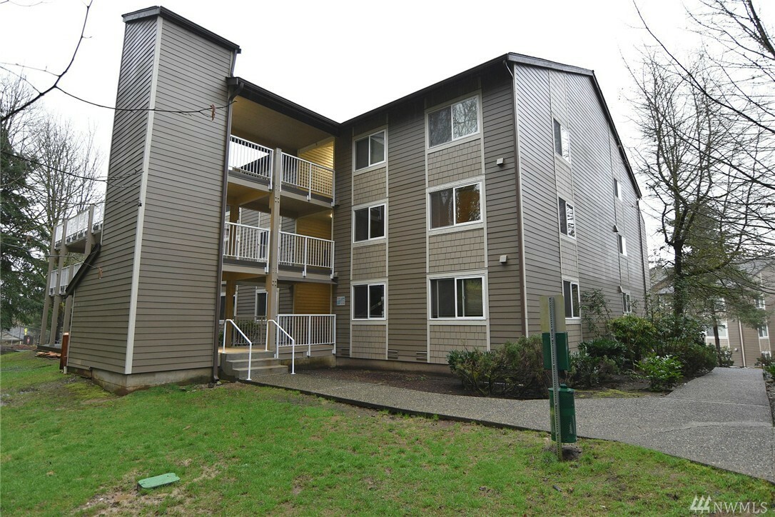 Property Photo:  208 Mt Park Blvd SW E-204  WA 98027 