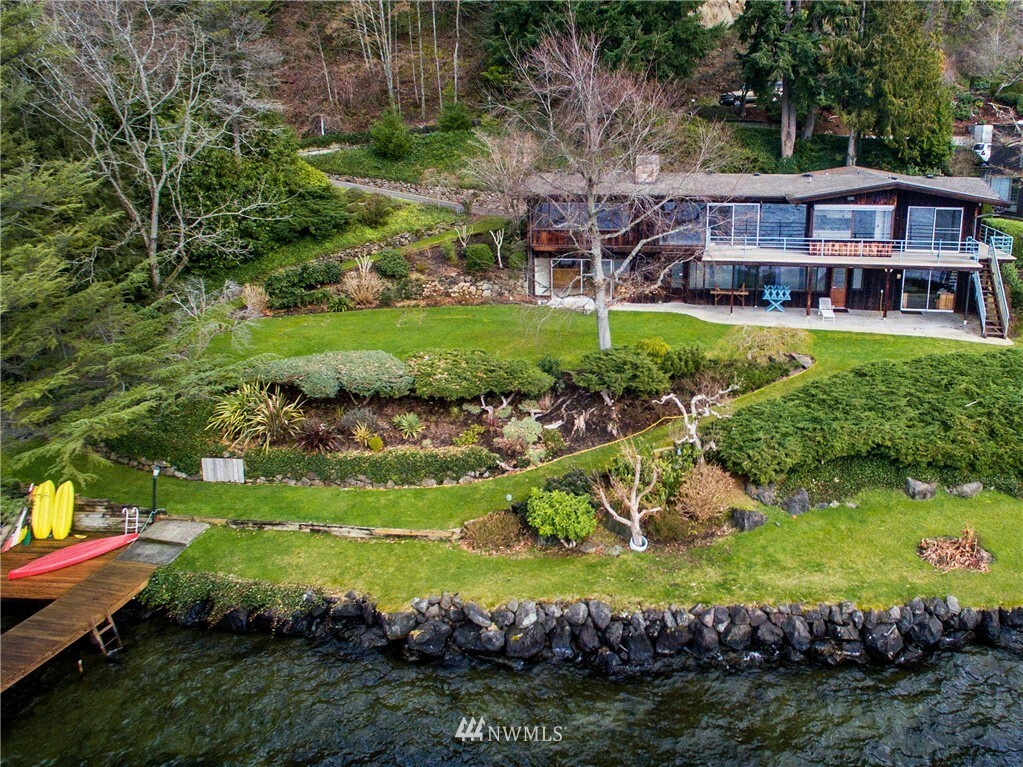 Property Photo:  817 Shoreland Drive SE  WA 98004 