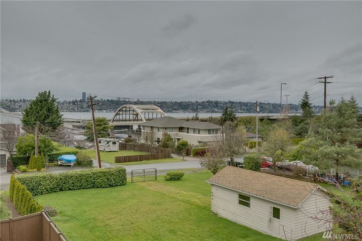 2435 61st Ave SE  Mercer Island WA 98040 photo