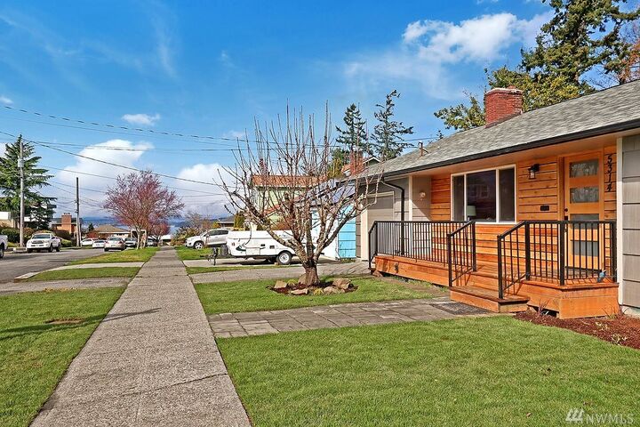 Property Photo:  5314 SW Manning St  WA 98116 