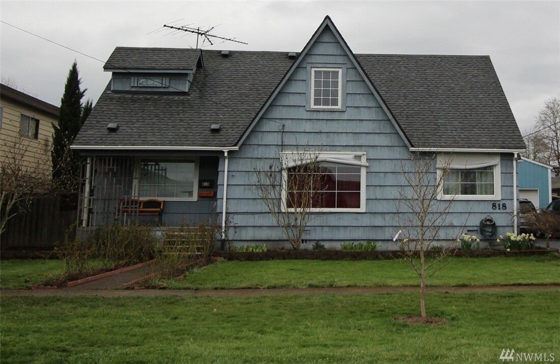 Property Photo: 818 8th Avenue WA 98632