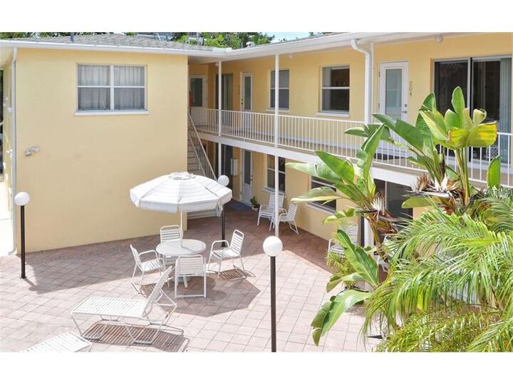 Property Photo:  700 W Venice Avenue 204  FL 34285 