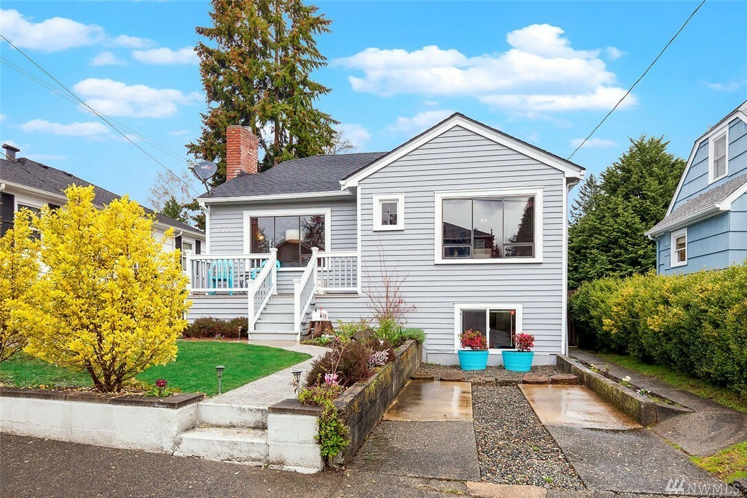 Property Photo:  1026 NE 89th St  WA 98115 