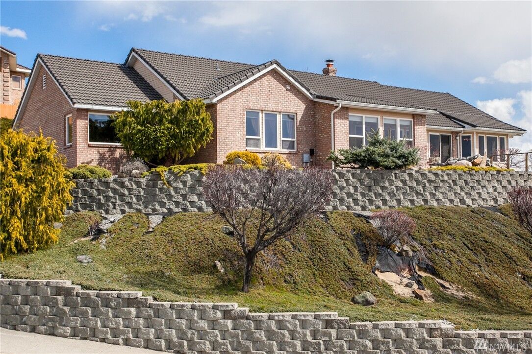 Property Photo:  2351 Monument Place  WA 98802 