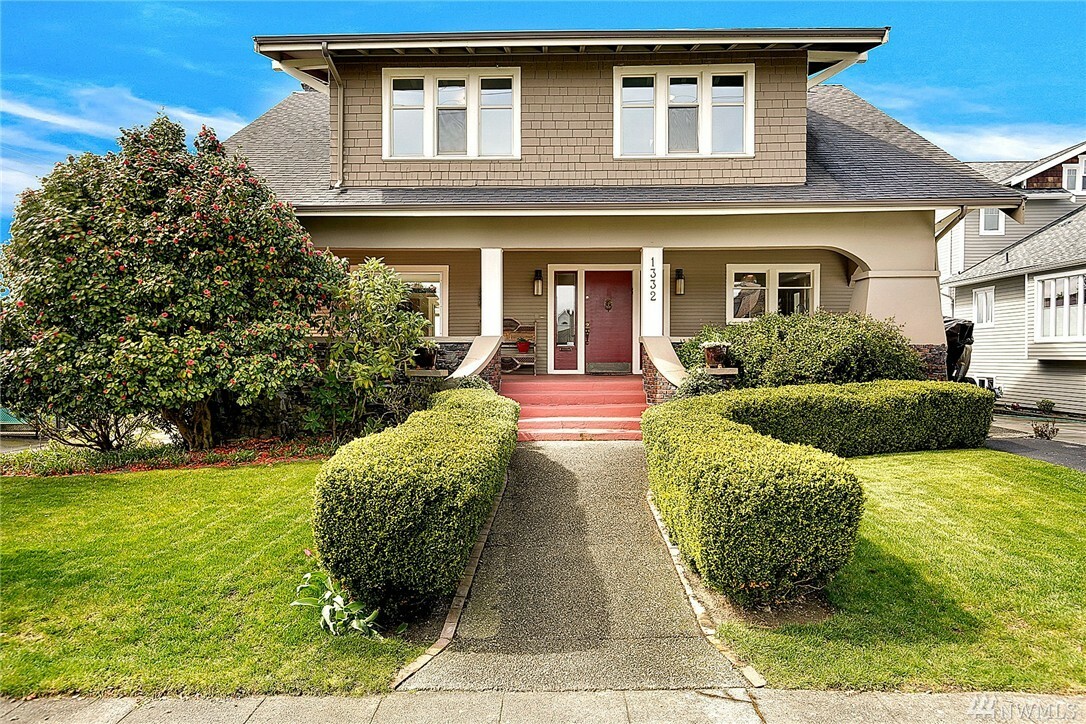 Property Photo:  1332 Grand Ave  WA 98201 