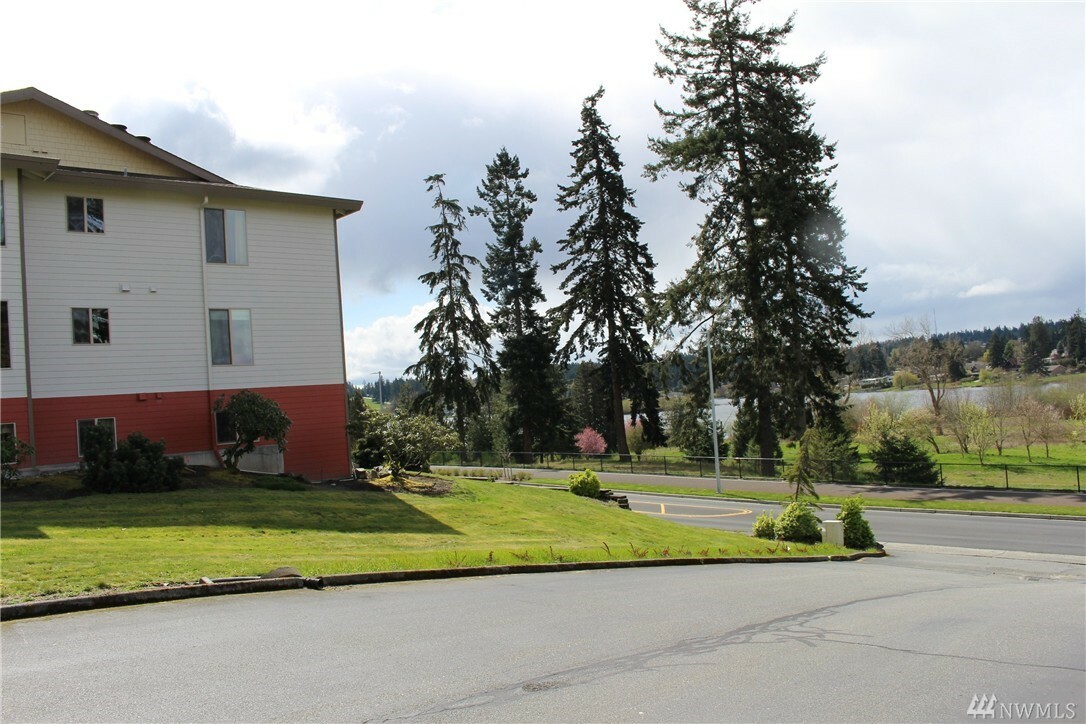 Property Photo:  23409 Lakeview Dr F 101  WA 98043 