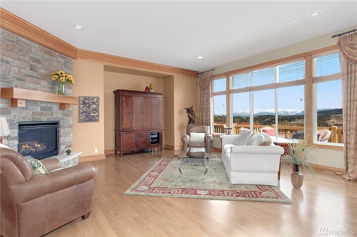 Property Photo: 752 Summerhill Ridge Dr NW WA 98027