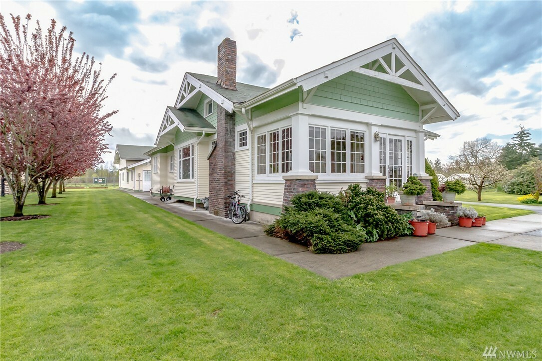 Property Photo:  3530 Academy Dr SE  WA 98092 