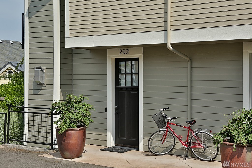 Property Photo:  225 Anthes 202  WA 98260 