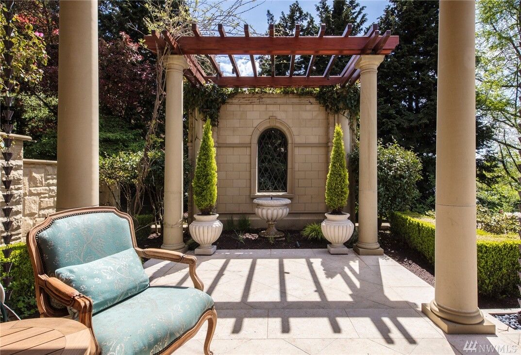 Property Photo: 405 Shoreland Dr SE WA 98004