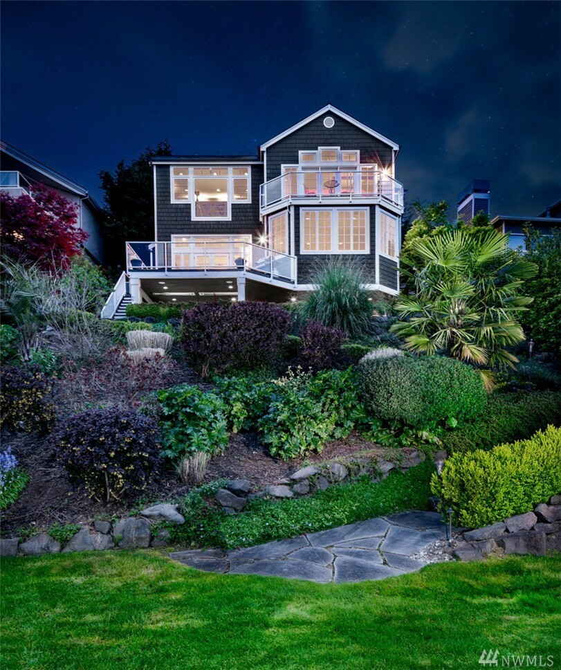 Property Photo:  8232 Avalon Dr  WA 98040 