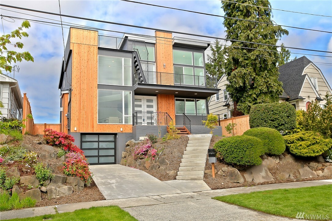 Property Photo: 3243 Belvidere Ave SW WA 98126