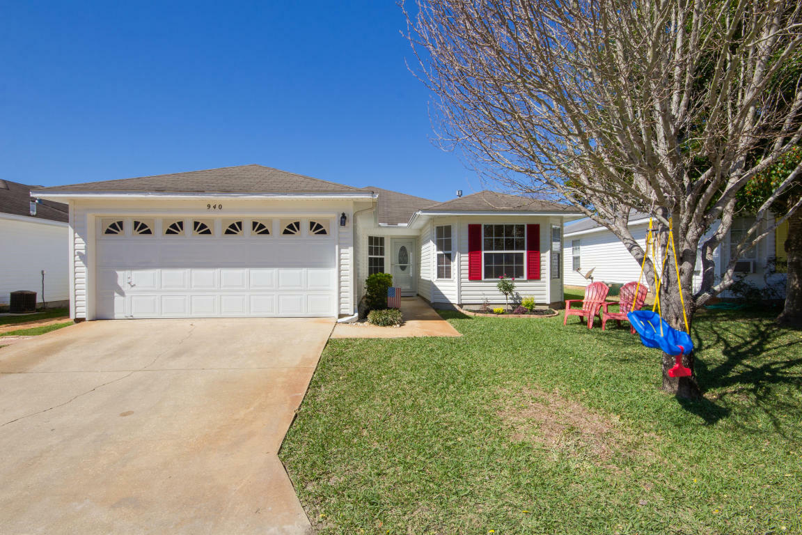 Property Photo:  940 Ibis Way  FL 32547 