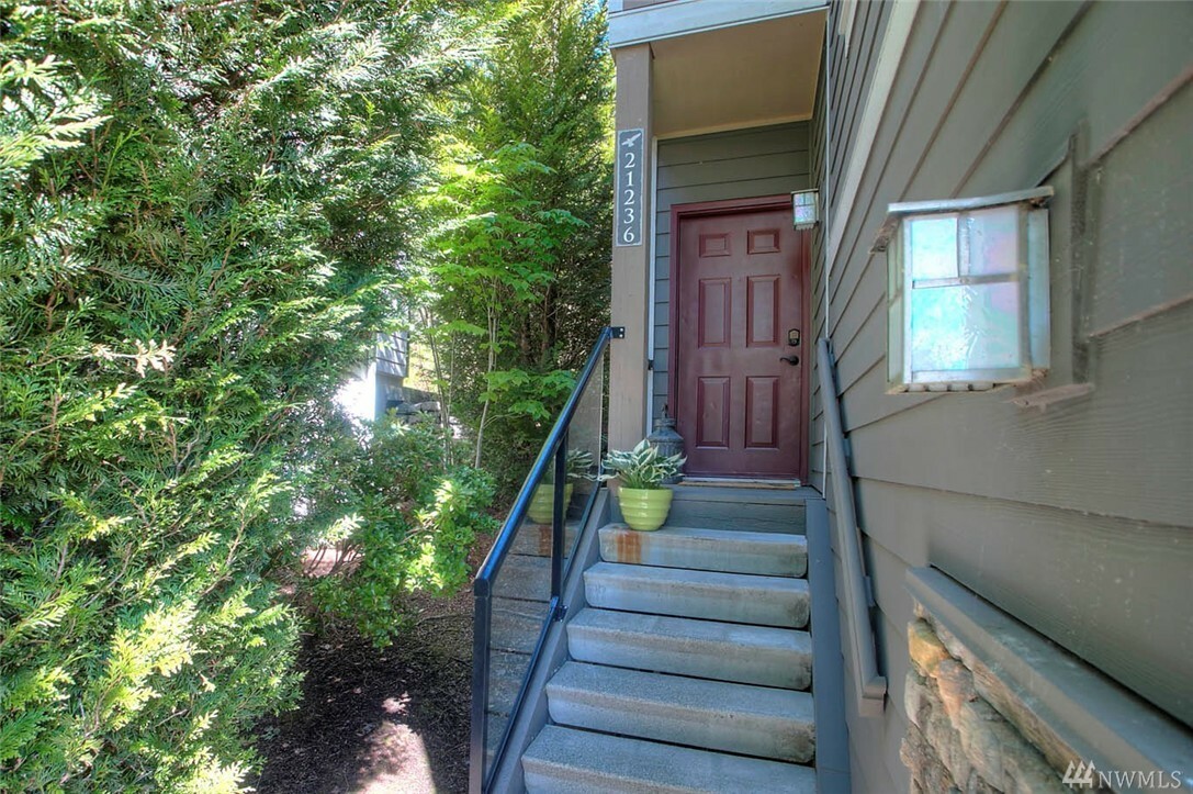 Property Photo: 21236 SE 42nd Lane 21236 WA 98029