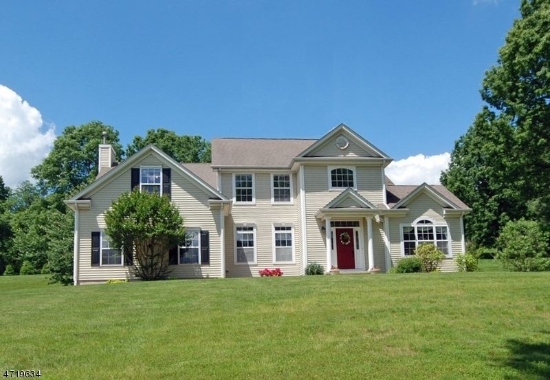 Property Photo:  6 Columbine Ct  NJ 08822 