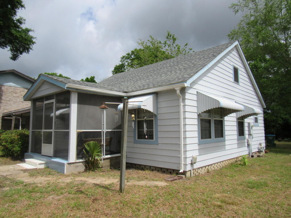 Property Photo:  697 S Wilson Street  FL 32536 