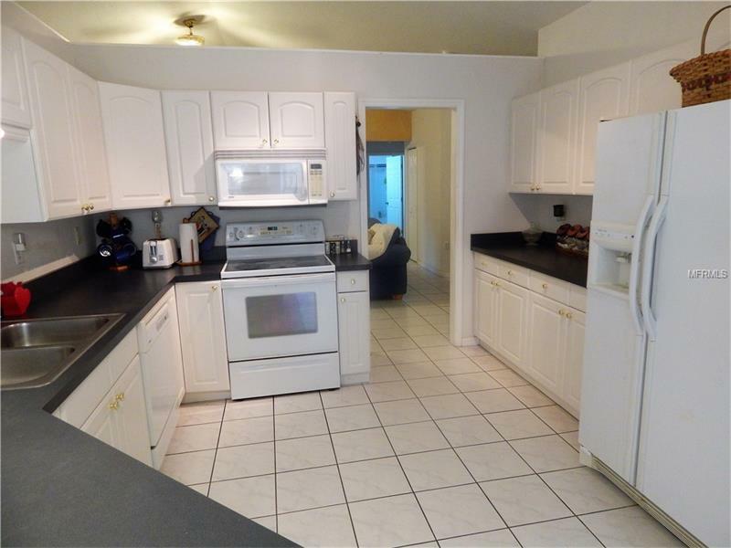 Property Photo: 6911 Oakcrest Way FL 33542