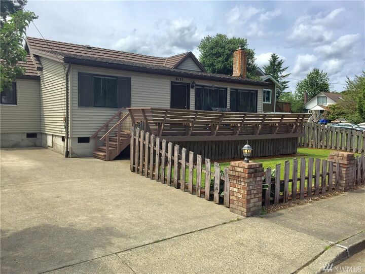 Property Photo: 8137 Park Ave SE WA 98065