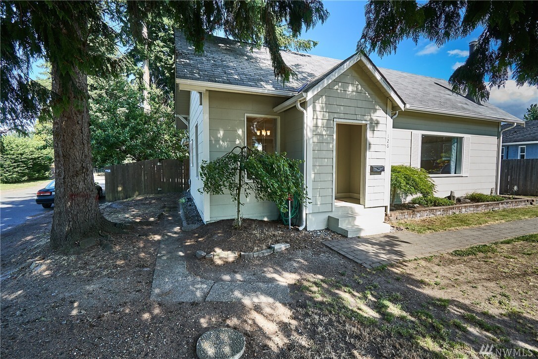 Property Photo: 126 N St NE WA 98002