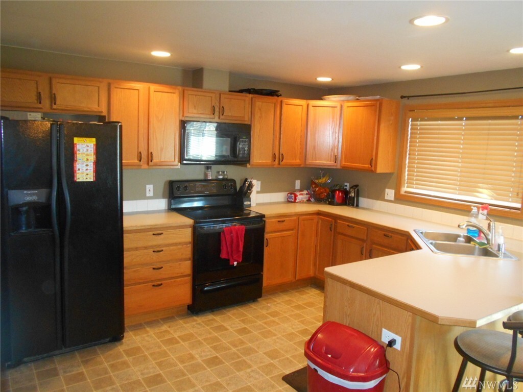 Property Photo:  1737 W Mockingbird St  WA 98837 