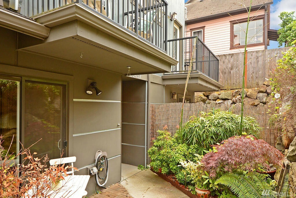 Property Photo: 3457 21st Ave W WA 98199