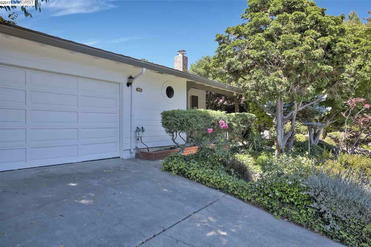 Property Photo:  2334 Bentley Ct  CA 94546 