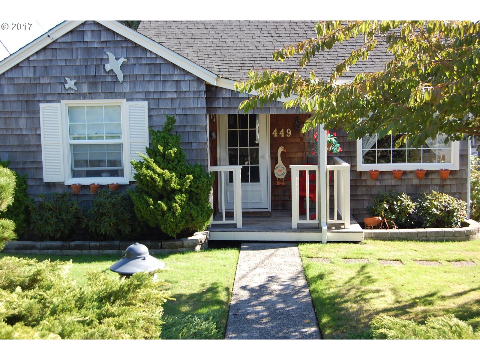 Property Photo:  449 S Edgewood St  OR 97138 