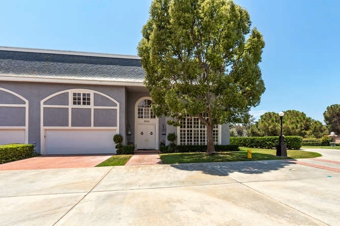 Property Photo: 7401 Avenida De Palais CA 92009