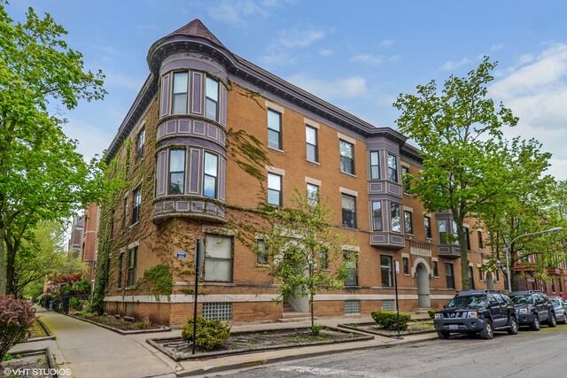 Property Photo: 850 W Cornelia Avenue 101 IL 60657