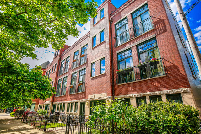 Property Photo:  2036 W Warner Avenue 102  IL 60618 