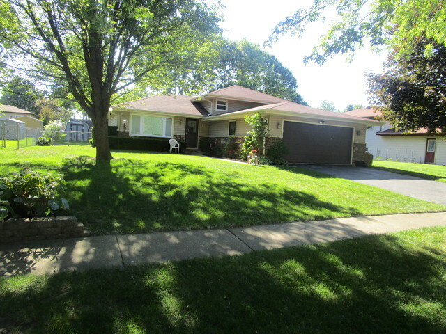 Property Photo: 630 Kenilworth Avenue IL 60177
