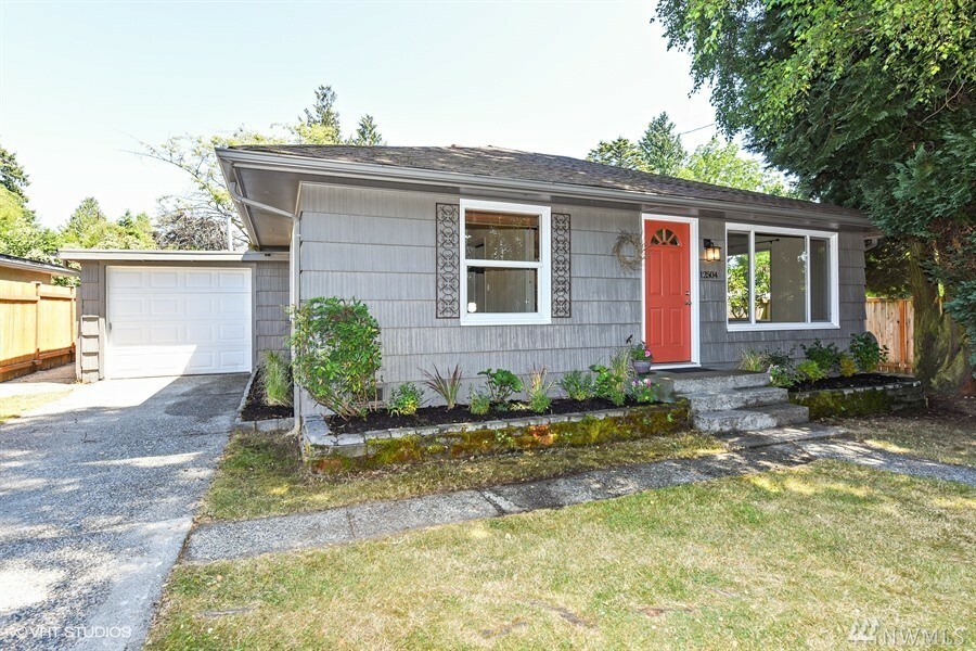 Property Photo:  12504 Phinney Ave N  WA 98133 