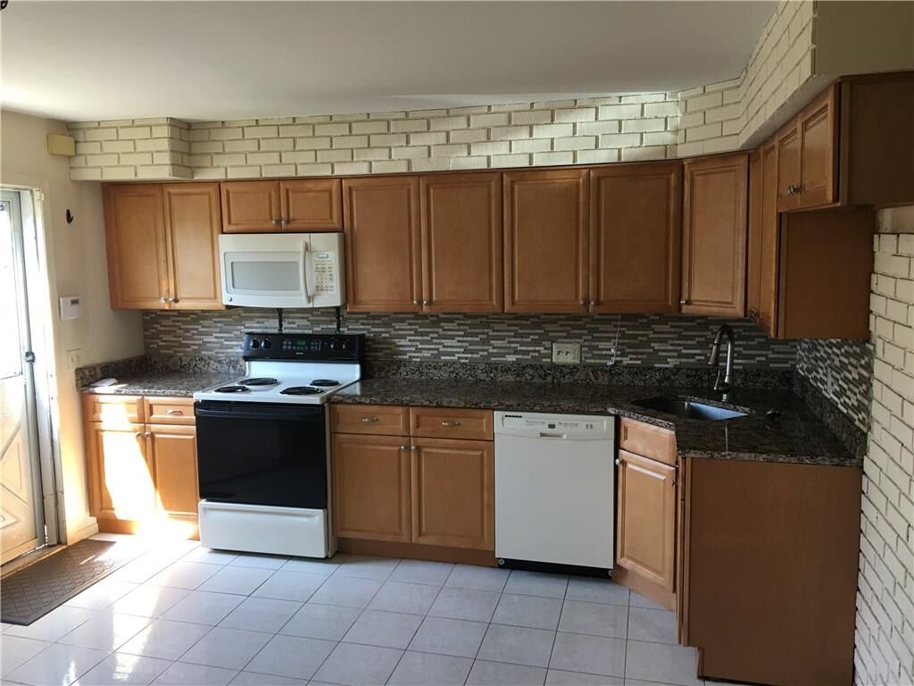 Property Photo:  28 Savin Park 28  CT 06516 