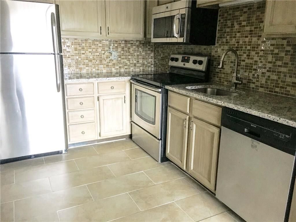 Property Photo:  131 Peddlers Drive 131  CT 06405 