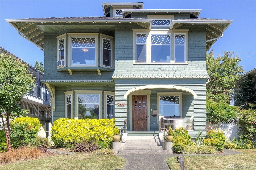 Property Photo:  2507 Rucker Ave  WA 98201 