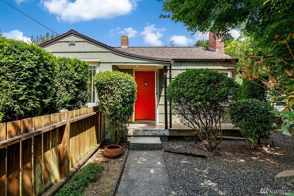 Property Photo:  408 NE 92nd St  WA 98115 