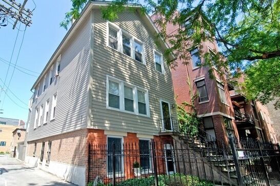 Property Photo: 330 W Evergreen Avenue IL 60610