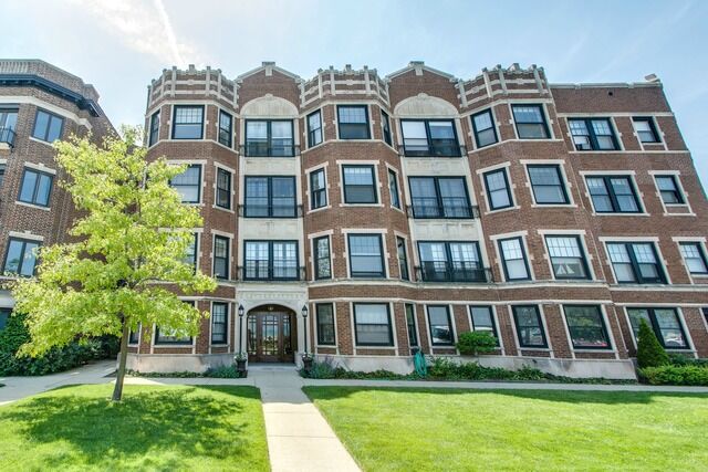 Property Photo: 622 Sheridan Square 3 IL 60202