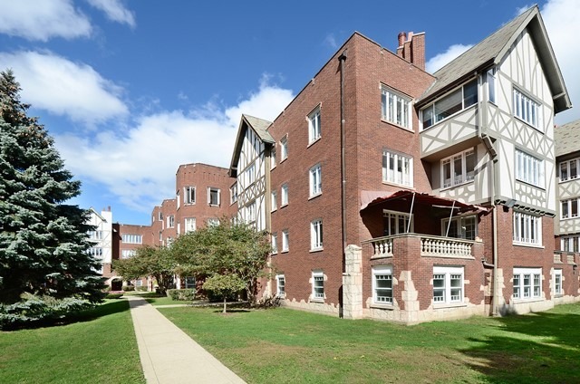 Property Photo: 2462 W Estes Avenue 1 IL 60645