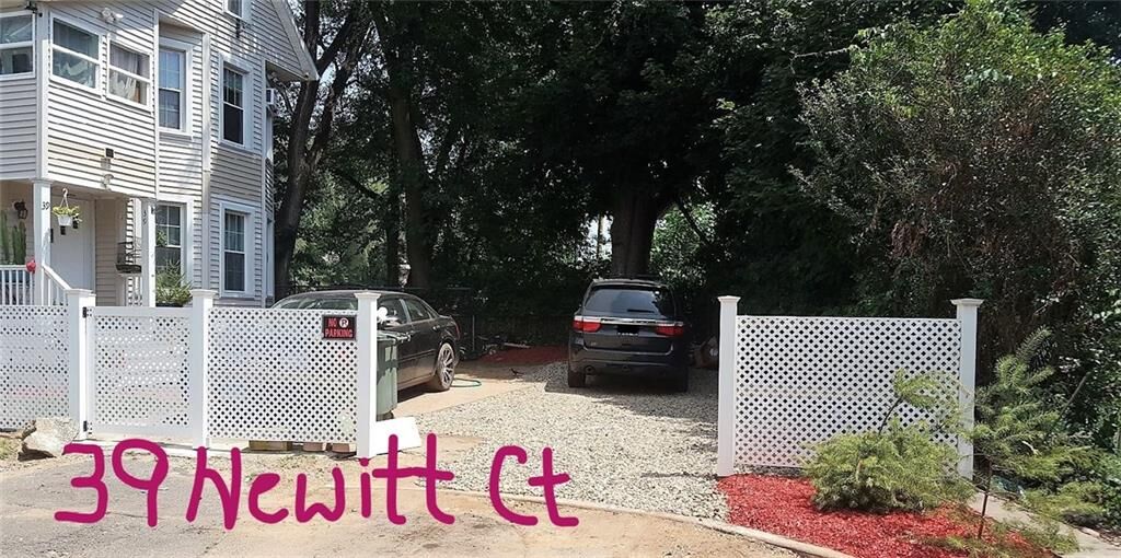 Property Photo: 39 Hewitt Court CT 06607