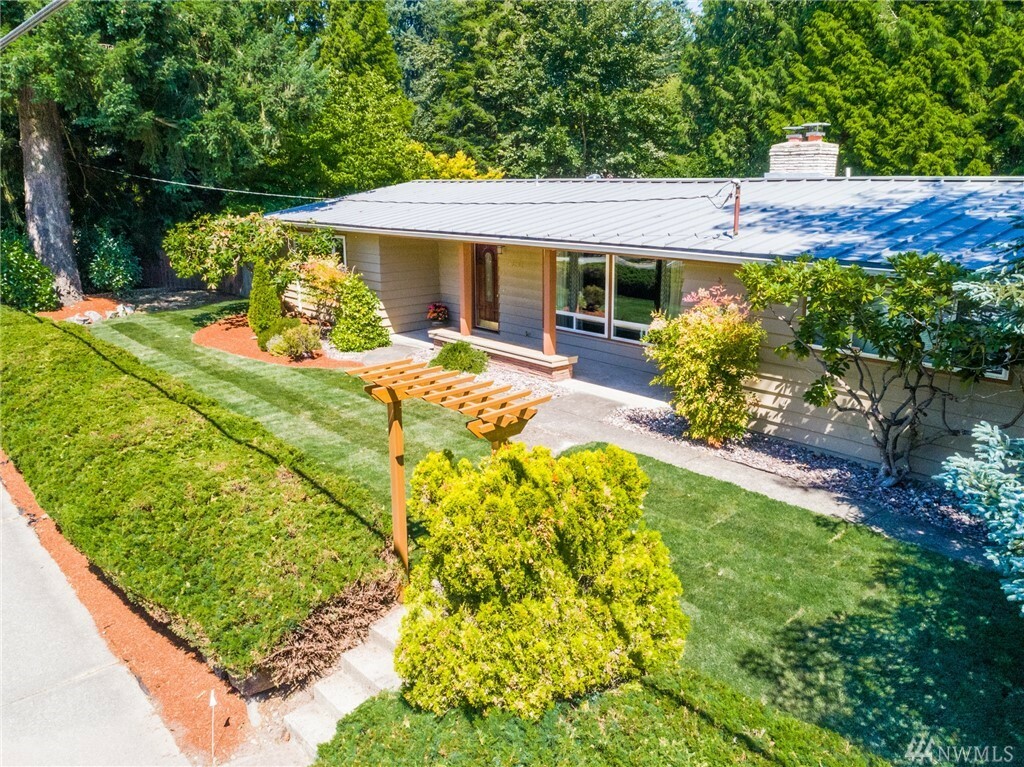 Property Photo: 13202 NE 70th St WA 98033