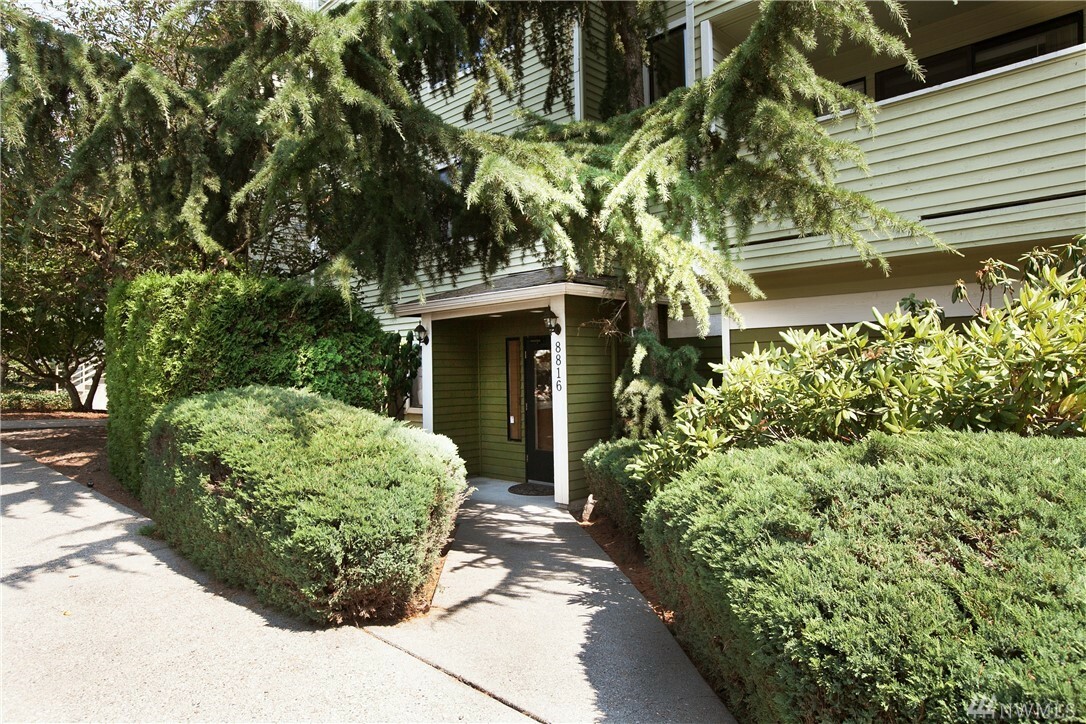 Property Photo:  8816 Nesbit Ave N 105  WA 98103 