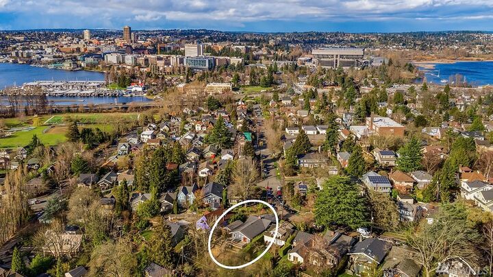 Property Photo:  2015 E Newton St  WA 98112 