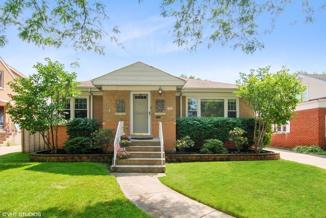 Property Photo:  1407 Kemman Avenue  IL 60526 