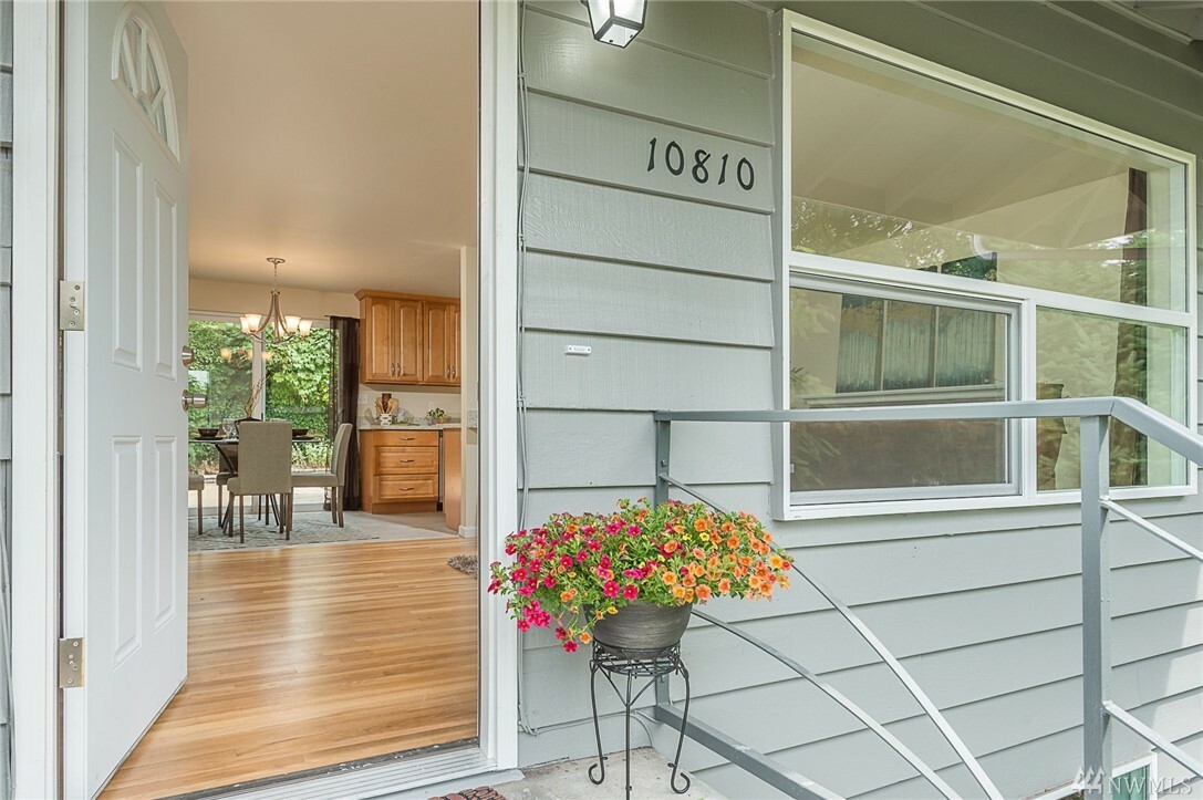 Property Photo:  10810 25th Ave SW  WA 98146 