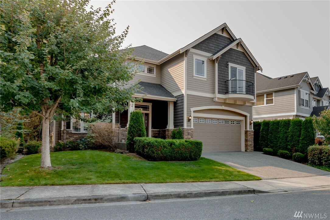 Property Photo:  717 S 36th Place  WA 98055 