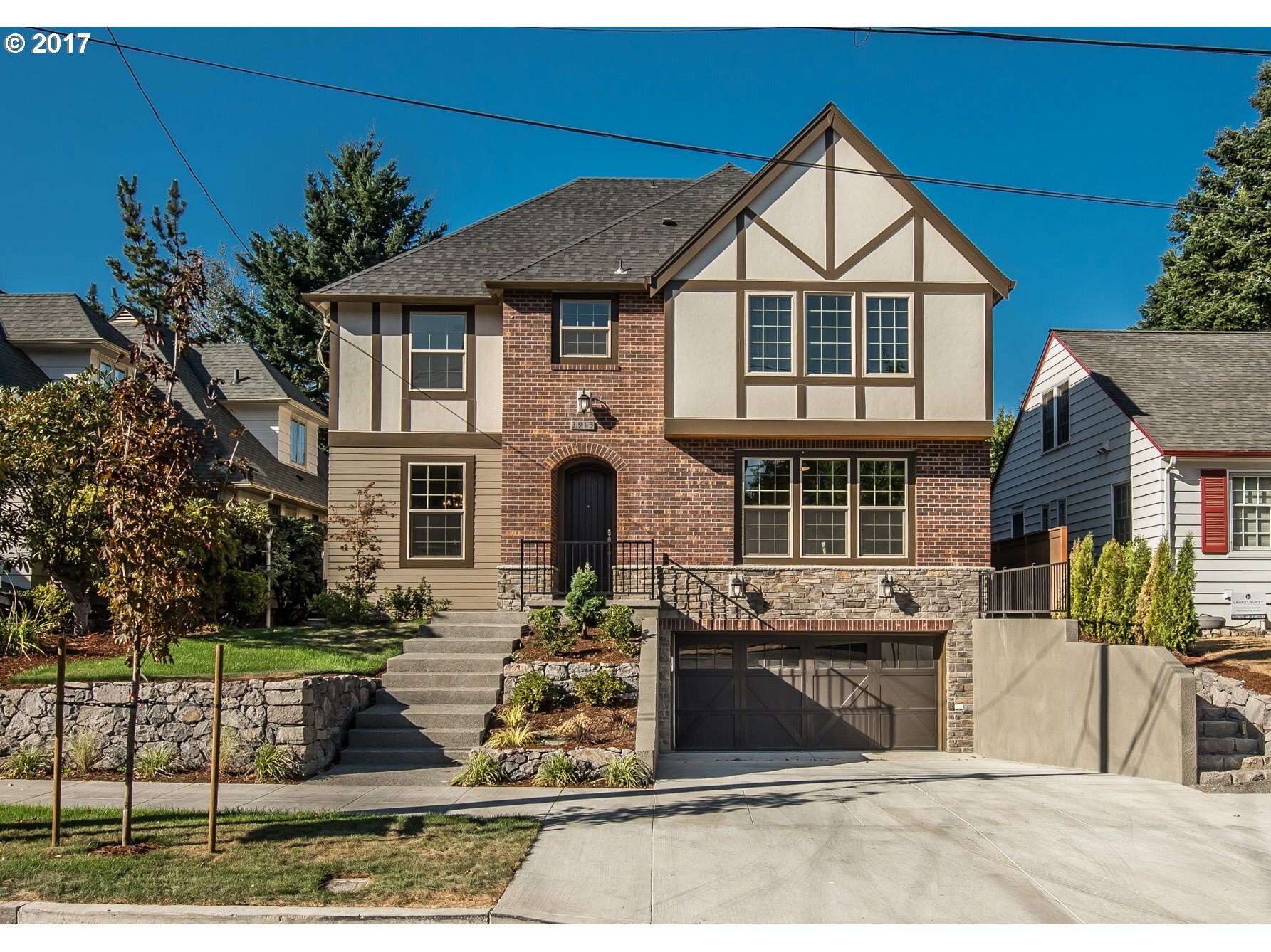Property Photo: 3913 NE Hazelfern Pl OR 97232