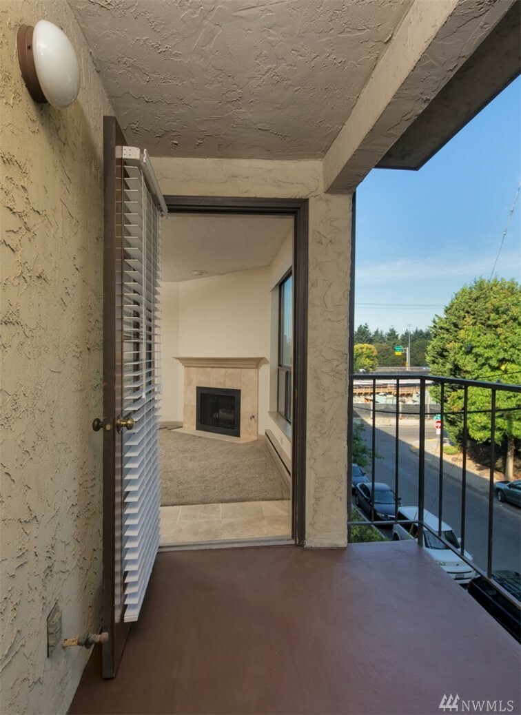 Property Photo: 9416 1st Ave NE 205 WA 98115